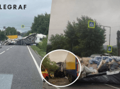 Товар из грузовика разбросан по всей дороге