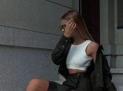 С чем носить белую майку - подборка образов на фото