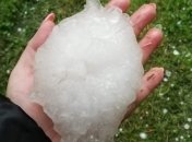 Едва поместилась в руку: в Польше установили необычный рекорд благодаря граду (фото)