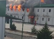 На границе Кыргызстана и Таджикистана непрекращающаяся стрельба и пожар, есть первый погибший (видео)