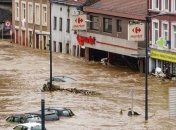 В Бельгии во время прямого эфира за спиной у мэра обрушилось здание (видео)