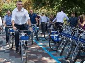 В Киеве группа молодежи взяла велосипед напрокат, разбила его и утопила в Днепре