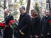 Представители украинской власти прибыли к посольству Франции в Киеве 