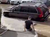 "Просто шел по тропинке, бульк — и все": в России пенсионер чуть не утонул в луже перед домом (видео)