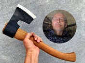 Мужчина с одного удара зарубил соседа насмерть