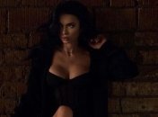 Жена украинского футболиста восхитила глубоким декольте в мини-платье (фото)