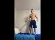 Гимнаст протестировал антисекс-кровать в Олимпийской деревне в Токио (видео)