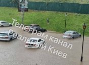 Авто на улицах Киева наполовину в воде