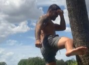 Боец UFC нокаутировал незнакомца-задиру на улице (Видео)