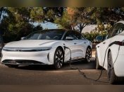 Электрокар Lucid заряжает другой электромобиль