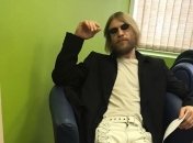 Скандальный украинский певец выпустил новый клип на песню "Мужа дома нету" (Видео)