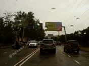 В Одессе пассажир скорой выпрыгнул на ходу и пытался попасть под колеса (видео)