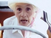 Детям в машине безопаснее, если за рулем бабушка