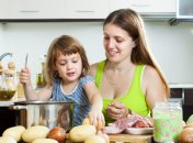 Мама з донькою готують обід