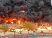 Спустя день после взрыва в Бейруте: масштабный пожар охватил рынок в ОАЭ