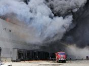 Масштабна пожежа під Одесою: горить триповерховий склад мережі супермаркетів (фото, відео)