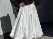 Стилизация длинной белой юбки летом 2024 года