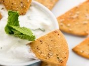 Вкусные снеки для семейных посиделок: домашние чипсы с сыром и ветчиной