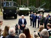 лукашенко в окружении русской артиллерии хвастается, что послал украинскую делегацию