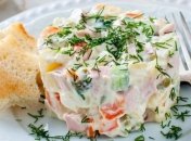 Рецепт дня: вкуснейший салат "Оливье с крабом" 