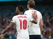 "Смекалка, а не симуляция": известный английский футболист защищает Стерлинга (видео)