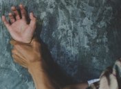 Перепутала машину с такси: 19-летнюю киевлянку вывезли за город и изнасиловали