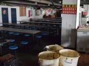 Шокирующие условия в общежитиях, где живут работники, собирающие iPhone (Фото)