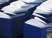 Большинство украинцев стоят за паспортами в "живых" очередях
