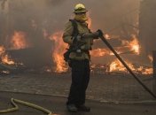 Пожар в Калифорнии: огонь перекинулся на жилищные массивы