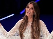 Известная модель шокировала публику неожиданным падением на сцене