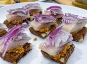Закуска з оселедцем та маринованою цибулею — рецепт
