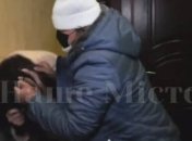 Главный редактор газеты набросилась на журналистку прямо в здании суда в Днепре: видео и детали скандала