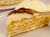 Пісочні коржі та ніжний вершковий крем чудово доповнюють один одного