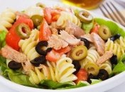 Кулинарный рецепт: Теплый салат с пастой и тунцом