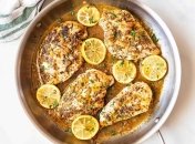 Чтобы курица была сочной – подержите филе 15 минут в соленой воде