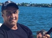 Сталлоне повеселил фанов прогулкой с необычным питомцем: "Что случилось с моей собакой?" (видео)