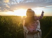Традиционно в этот день дети дарят любимым мамам открытки, подарки и цветы