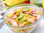 Великолепный салат с редисом и кукурузой
