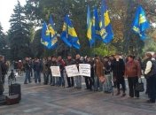 Активисты принесли к ВР помидоры и готовы кидать их в депутатов