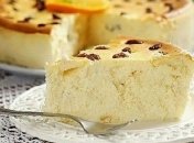 Рецепт дня: воздушная творожная запеканка с изюмом и корицей