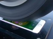 iPhone 6s встретился с мотоциклом в безумном краш-тесте (Видео)