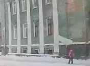 Миллиметры до верной смерти: в РФ огромная глыба льда сорвалась с крыши и чудом не зацепила школьницу (видео)