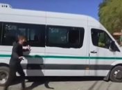 На микроавтобус с аргентинским президентом напали протестующие (видео)
