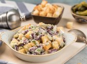 Сытный и нежный салат станет украшением любого стола