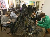 Волонтеры плетут маскировочные сетки для украинских военных, во Львове