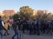 Видео, как полиция задерживает протестующих в столице Армении