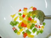 Овощная закуска в салатнице из помидора