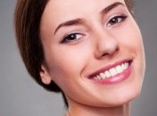 Стоматологи рассказали, как отбелить зубы в домашних условиях