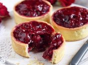 Десерт на скорую руку: корзинки с вишней