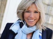 Брижит Макрон надела пальто с кроссовками